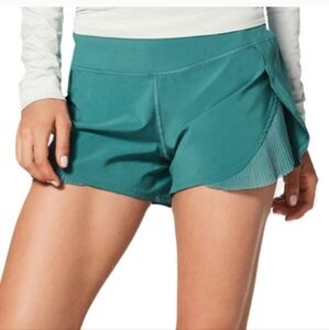 LULULEMON Sea Green Play Off The Pleats 3” Shorts Size 2